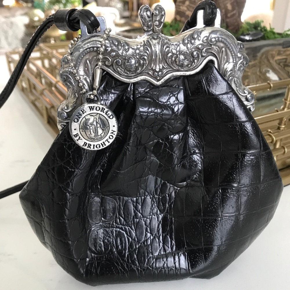 Rare BRIGHTON, vintage ONE WORLD, Black Leather Alligator Embossed w/ kiss Close